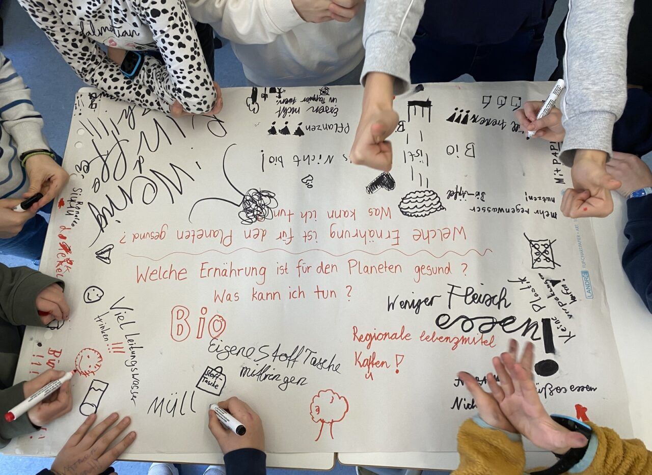 Plakat mit Kinderhänden mit Tipps für eine gesunde Ernährung